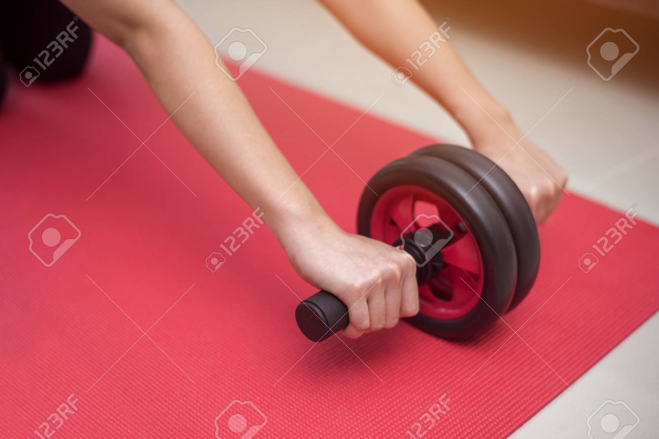 Schliessen Sie Herauf Sportliche Frau Die Bauch Ubungen Mit Rad