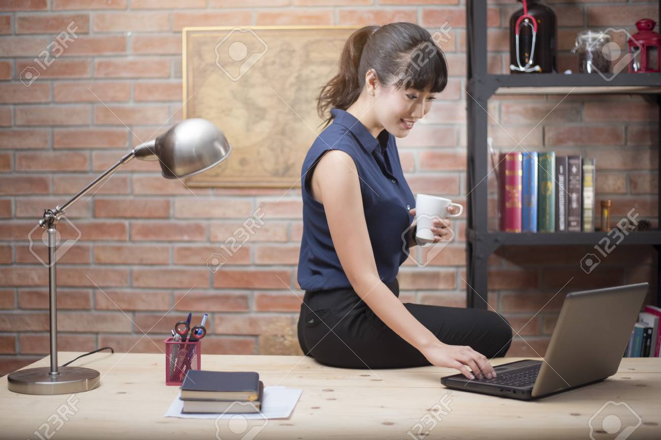 Belle femme travaille à domicile Belle femme travaille à domicile