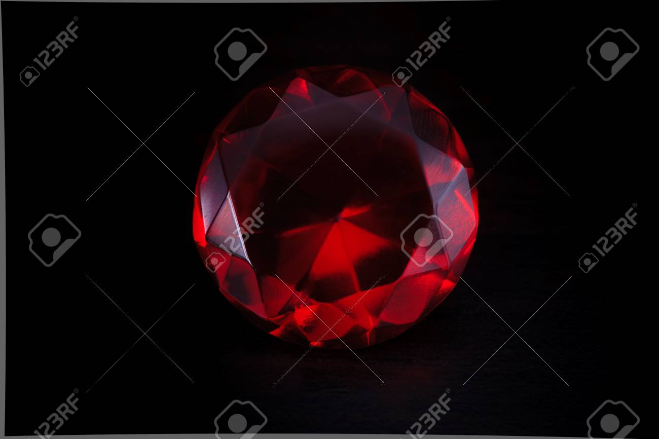 닫기 - 레드 스톤 검은 배경 로열티 무료 사진, 그림, 이미지 그리고 스톡포토그래피. Image 21459393