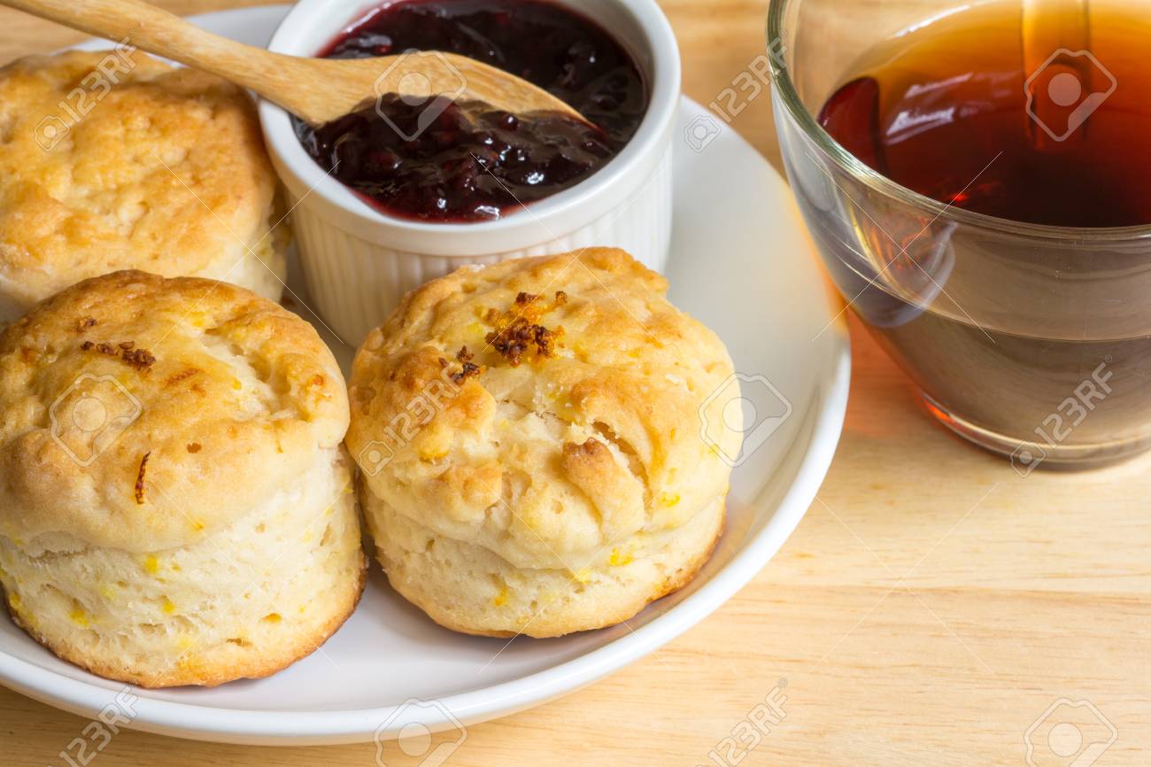 自家製ブラックベリー ジャムとオレンジ英語ビスケットです の写真素材 画像素材 Image