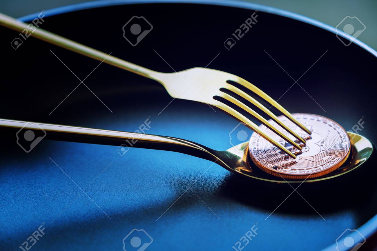 모두가 비트 코인을 원합니다. 디지털 화폐의 육체적 인 금색 비트 코인은 요리에, Crytocurrency는 포크와 스푼 아래에있는  동전, Blockchain Transaction System 위기 개념 로열티 무료 사진, 그림, 이미지 그리고 스톡포토그래피.  Image 94606287