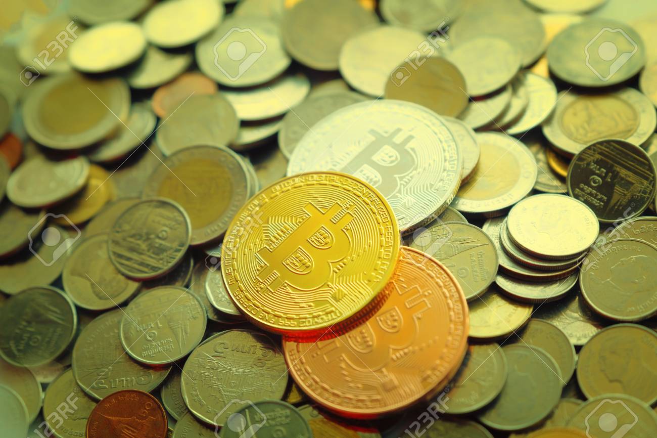 타이 동전, Litecoin Cryptocurrency, 투자 위험과 이익을위한 꿈에 스택을 통해 황금 Bitcoin 태국 로열티 무료  사진, 그림, 이미지 그리고 스톡포토그래피. Image 94778036