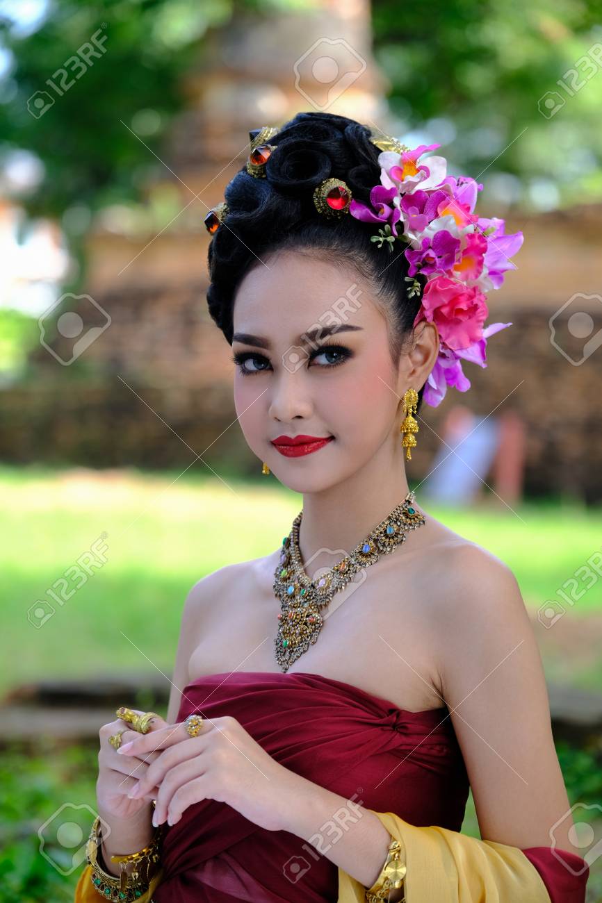 https://previews.123rf.com/images/tongpatong321/tongpatong3211802/tongpatong321180200115/95508745-beautiful-thai-girl-in-traditional-dress-costume-in-choeng-tha-as-thai-temple-where-is-the-public-pl.jpg