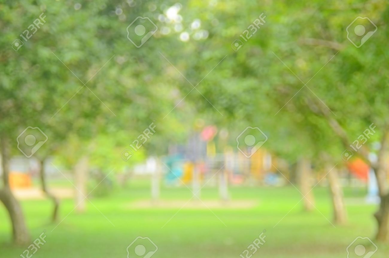 屋外の自然の緑豊かな公園の抽象的な背景をぼかし の写真素材 画像素材 Image