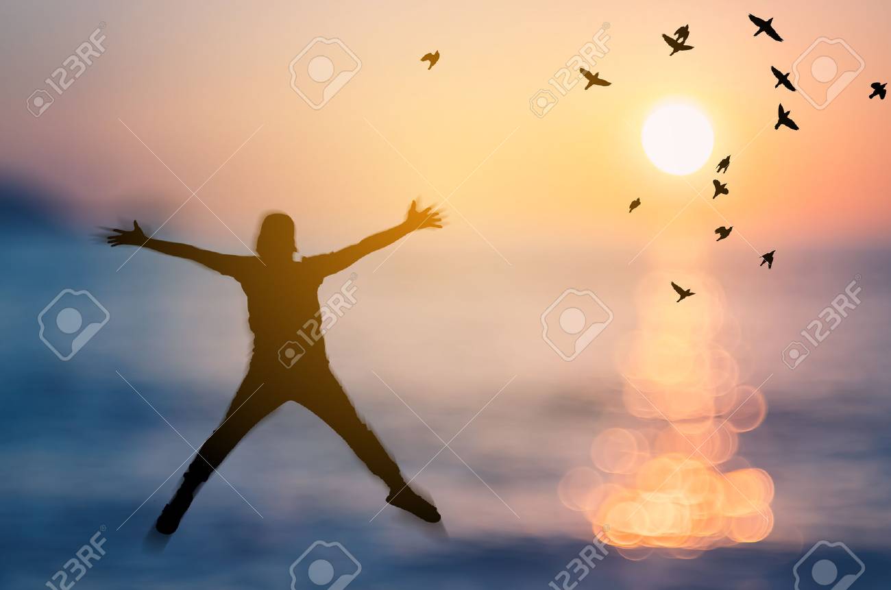 Liberté et se sentir bien concept. espace copie d'homme heureux silhouette sautant sur la plage de coucher de soleil tropical flou avec des oiseaux volent abstrait. style de couleur de filtre de tonalité vintage. - 67996872 Liberté et se sentir bien concept. espace copie d'homme heureux silhouette sautant sur la plage de coucher de soleil tropical flou avec des oiseaux volent abstrait. style de couleur de filtre de tonalité vintage. - 67996872