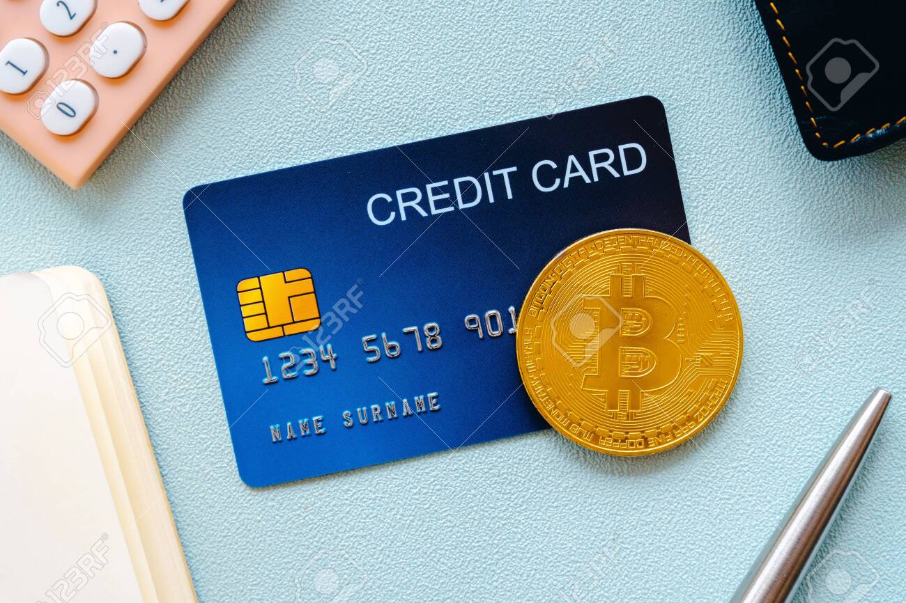 비즈니스 금융 개체 및 기술 개념 신용 카드 비트코인 계산기 및 파스텔 색상 배경에 펜이 있는 노트북 로열티 무료 사진, 그림, 이미지  그리고 스톡포토그래피. Image 139464486