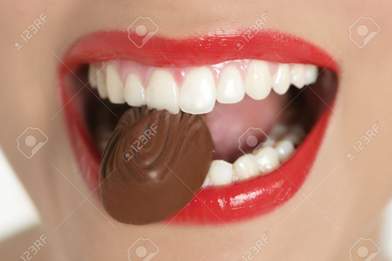 美しい女性の口の中のマクロにチョコレートは甘かった の写真素材 画像素材 Image