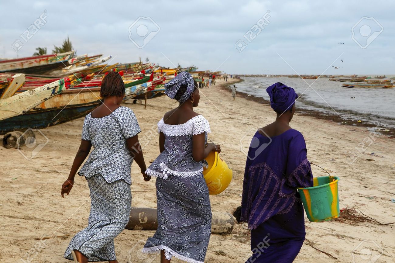 アフリカのセネガルの民族衣装でビーチを歩く 3 人の女性 の写真素材 画像素材 Image アフリカのセネガルの民族衣装でビーチを歩く 3 人の女性 の写真素材 画像素材 Image