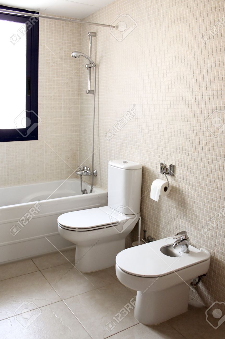 Badkamer Met Ligbad Toilet En Bidet Raam Natuurlijk Licht Crème ... Badkamer Met Ligbad Toilet En Bidet Raam Natuurlijk Licht Crème ...