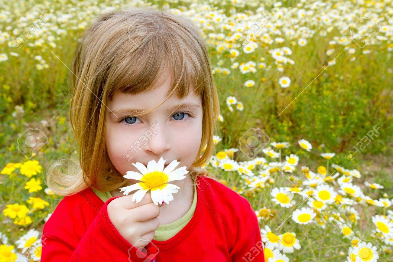 Resultado de imagen de niño oliendo flor