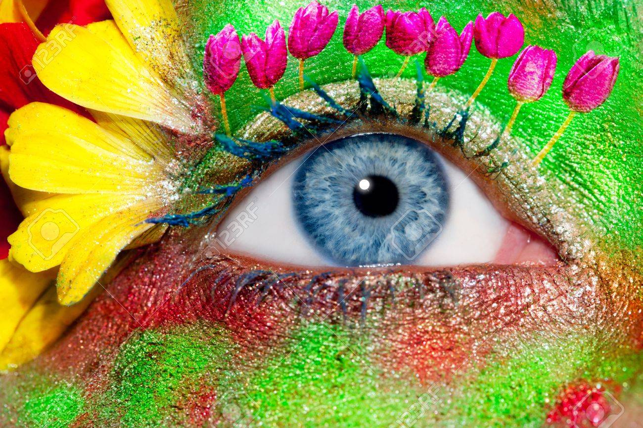 青い女性の目のメイクの影響を与えた春の花草原と黄色の花びら の写真素材 画像素材 Image
