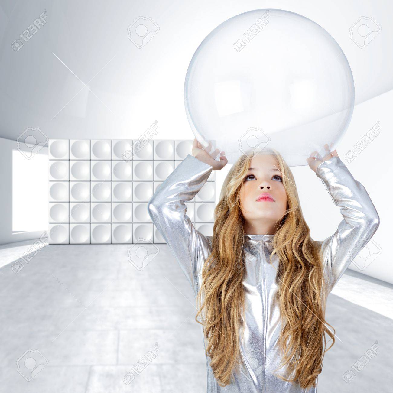 ガラス バブルのヘルメットで未来的な屋内の宇宙飛行士の子供女の子 の写真素材 画像素材 Image