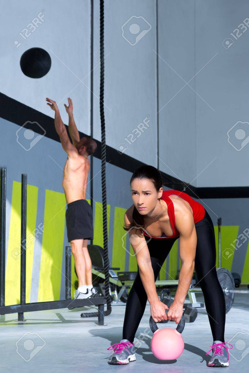 Crossfit ジム ケトルベル女性とジャンプ壁ボール男ワークアウトのジムで の写真素材 画像素材 Image Crossfit ジム ケトルベル女性とジャンプ壁ボール男ワークアウトのジムで の写真素材 画像素材 Image