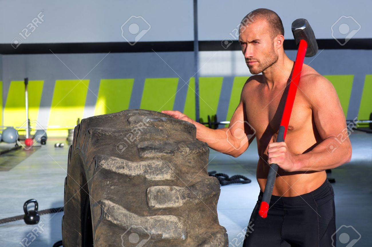 運動後の Crossfit スレッジ ハンマー男ワークアウト ジムでリラックス の写真素材 画像素材 Image 運動後の Crossfit スレッジ ハンマー男ワークアウト ジムでリラックス の写真素材 画像素材 Image