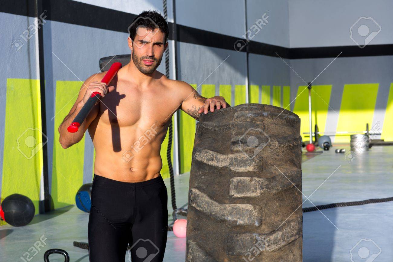運動後の Crossfit スレッジ ハンマー男ワークアウト ジムでリラックス の写真素材 画像素材 Image 運動後の Crossfit スレッジ ハンマー男ワークアウト ジムでリラックス の写真素材 画像素材 Image
