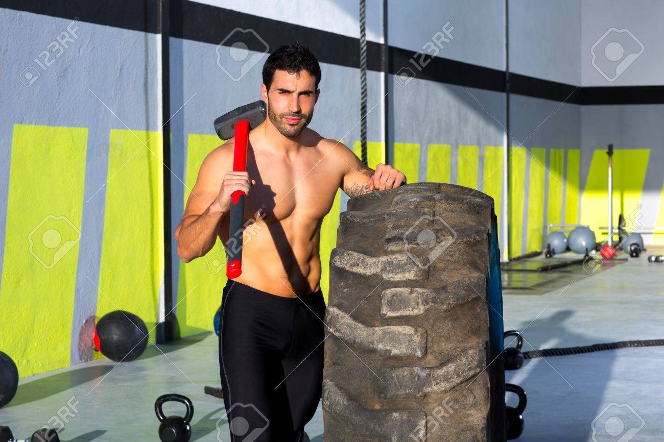 運動後の Crossfit スレッジ ハンマー男ワークアウト ジムでリラックス の写真素材 画像素材 Image 運動後の Crossfit スレッジ ハンマー男ワークアウト ジムでリラックス の写真素材 画像素材 Image