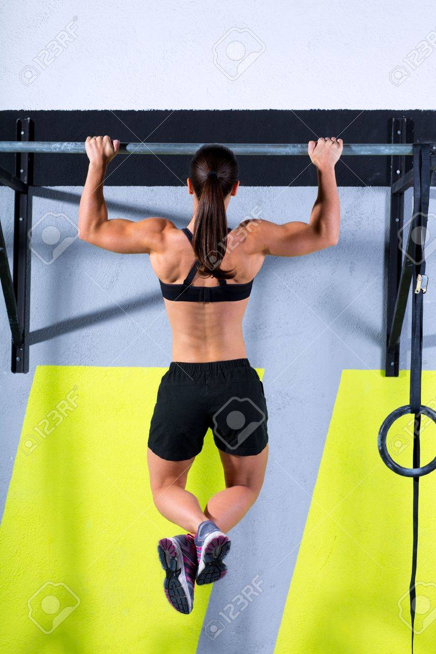 Crossfit つま先女懸垂 2 バー ワークアウトをバーにジムでのエクササイズします の写真素材 画像素材 Image