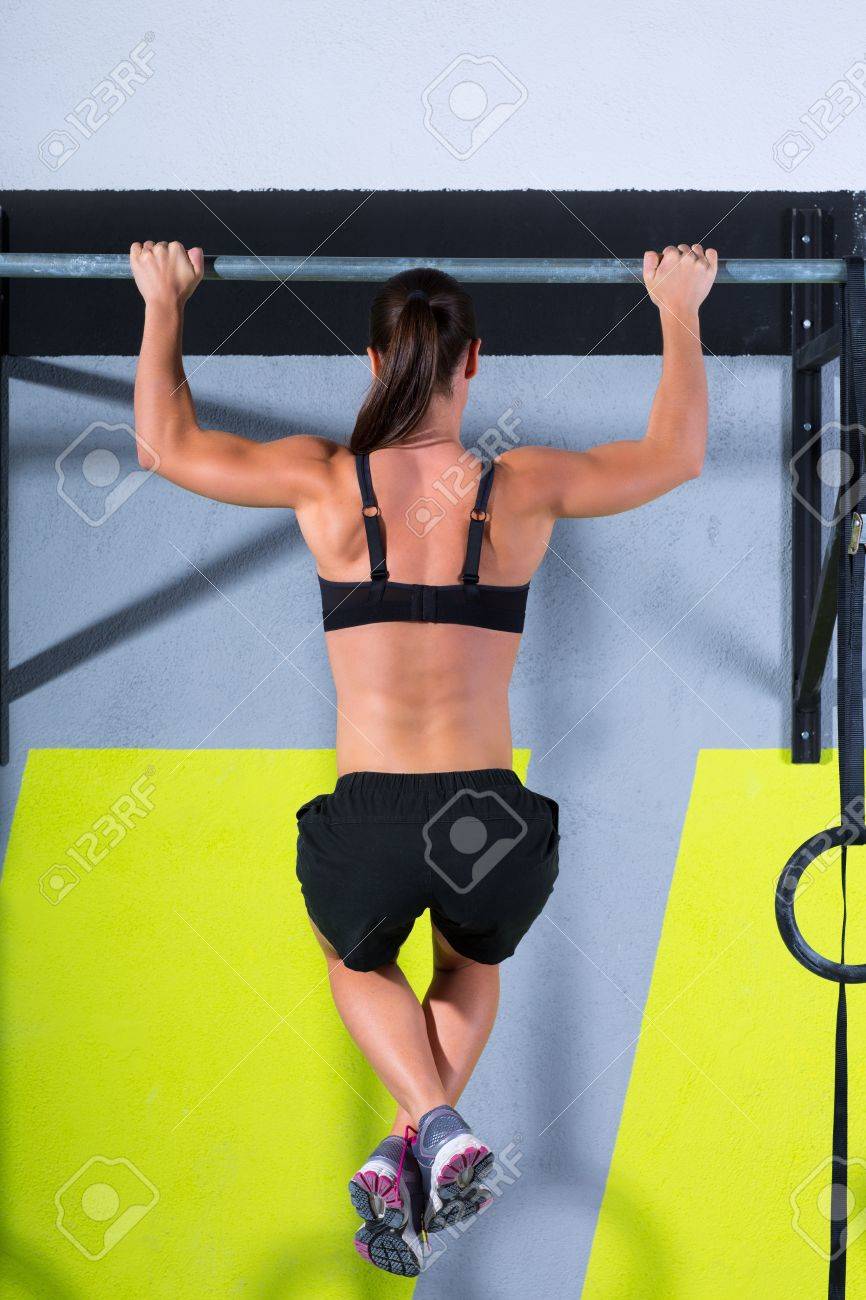 Crossfit つま先女懸垂 2 バー ワークアウトをバーにジムでのエクササイズします の写真素材 画像素材 Image