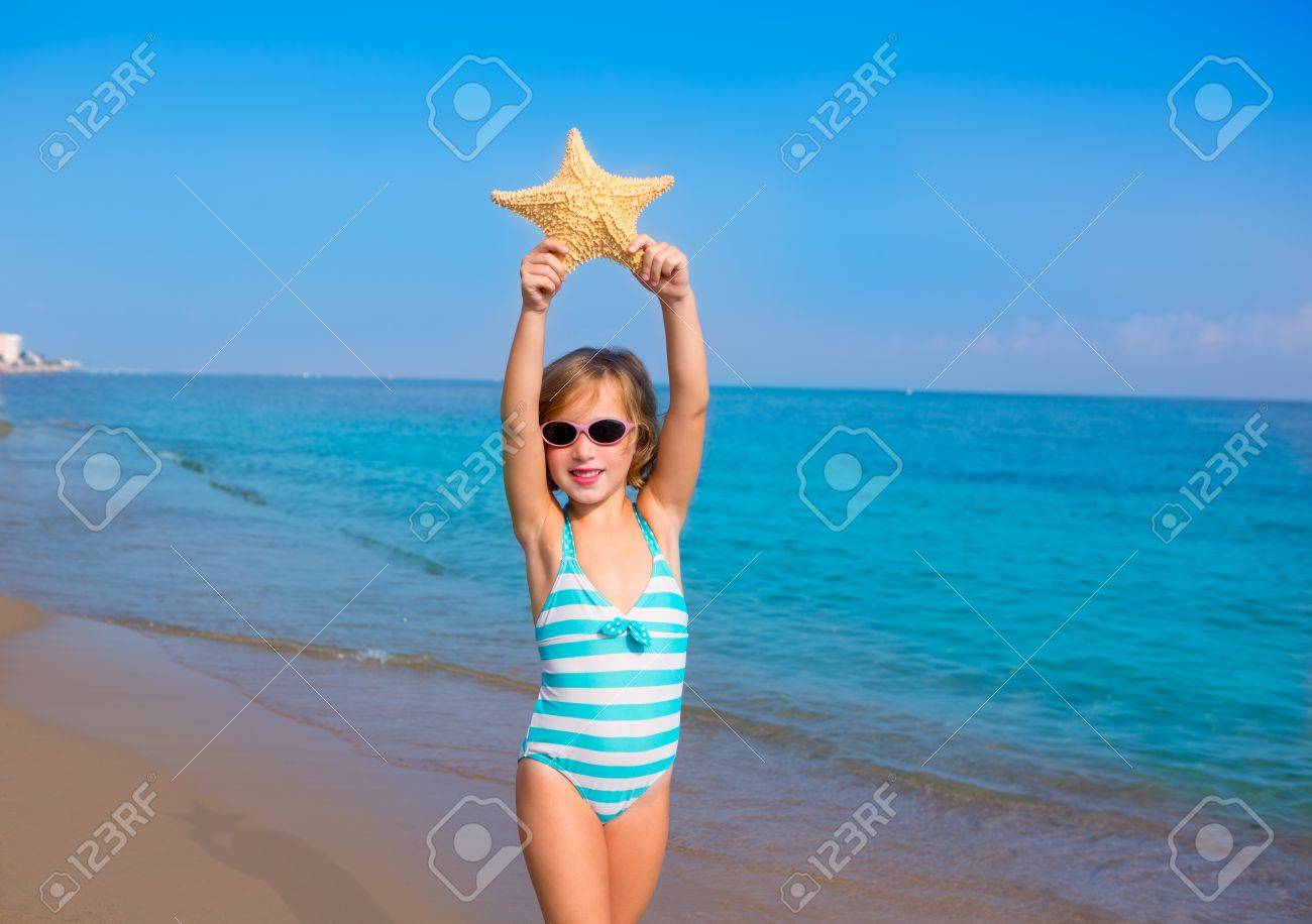 ヒトデとアクア海と夏のビーチの休暇の子供子供の女の子 の写真素材 画像素材 Image