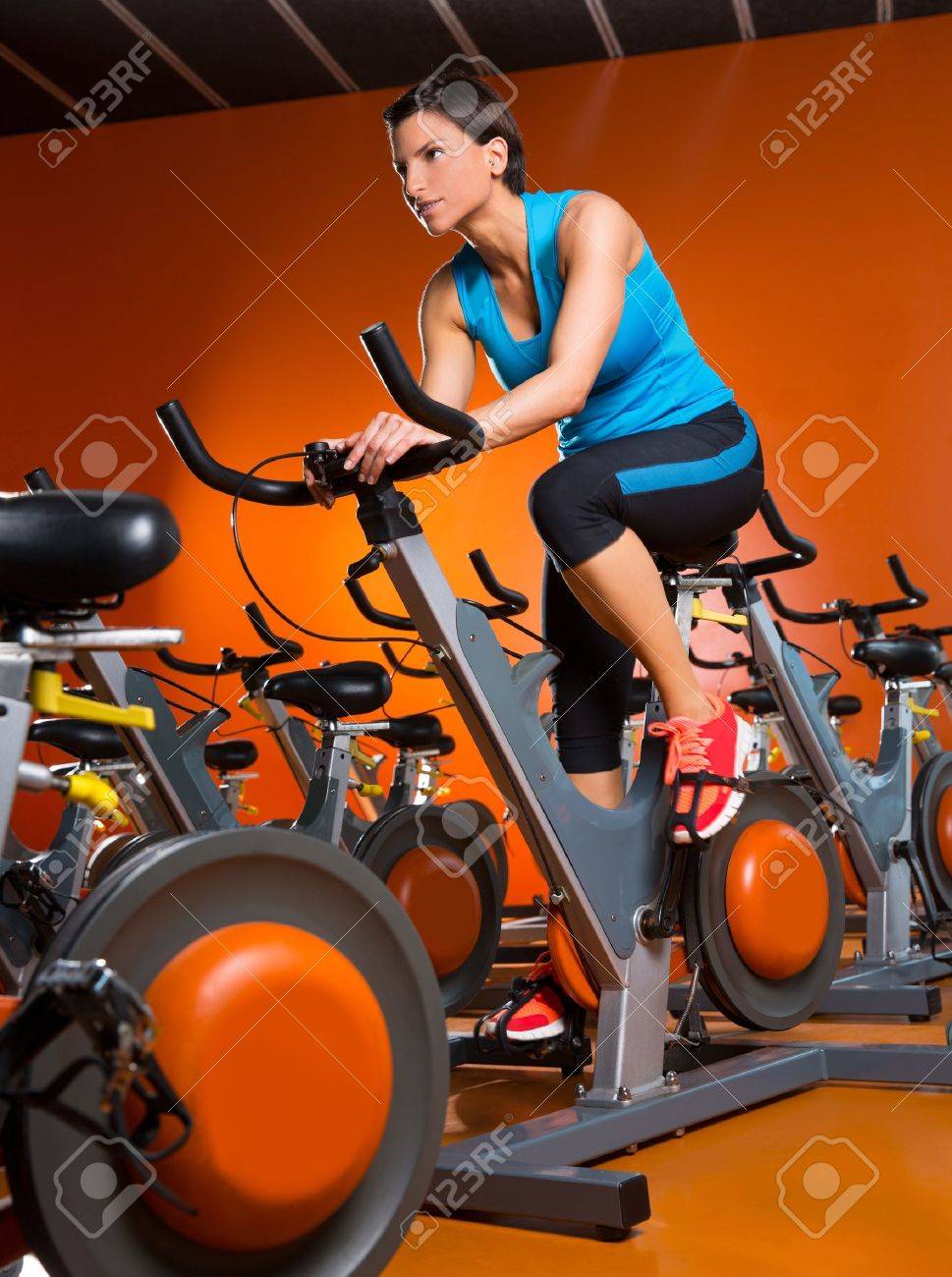 オレンジ色の自転車ジムでエアロビクス紡績女性運動トレーニング の写真素材 画像素材 Image