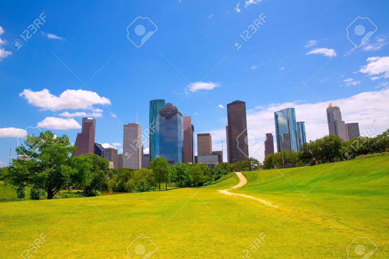 モダンなトップホテルといえば 青い空の景色公園の芝生からのヒューストン テキサス スカイライン の写真素材 画像素材 Image