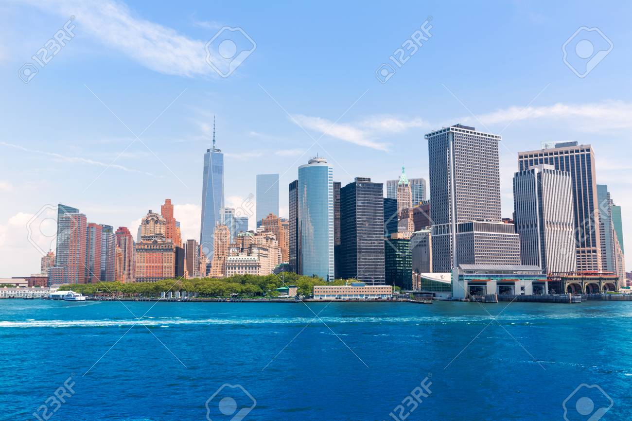 アメリカ合衆国ニューヨーク湾からニューヨーク市のマンハッタンのスカイライン の写真素材 画像素材 Image