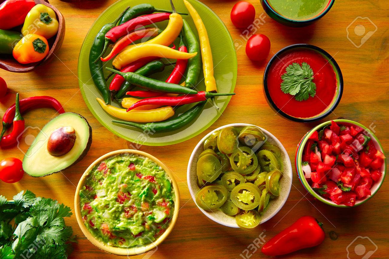 メキシコ料理混合ワカモレ ナチョス チリソース チェダー チーズとレモン ピコ デ ガロを浸漬 の写真素材 画像素材 Image 42207005