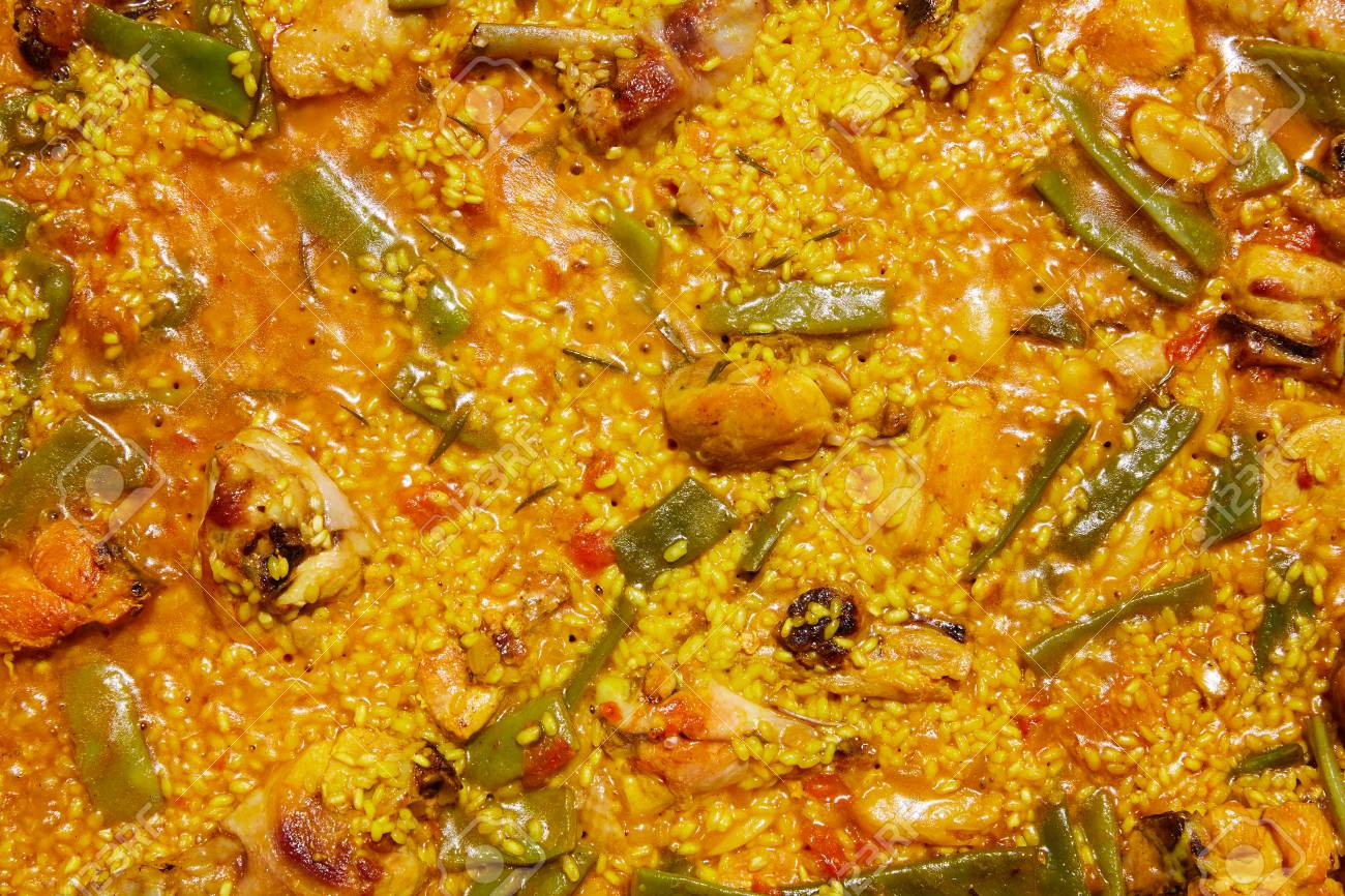 パエリア バレンシアからスペインの鶏とウサギのライスのレシピから の写真素材 画像素材 Image