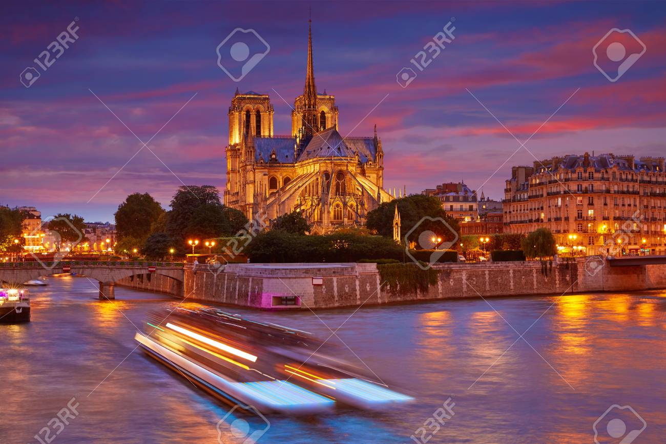 フランスのセーヌ川からパリ日没のノートルダム大聖堂 の写真素材 画像素材 Image
