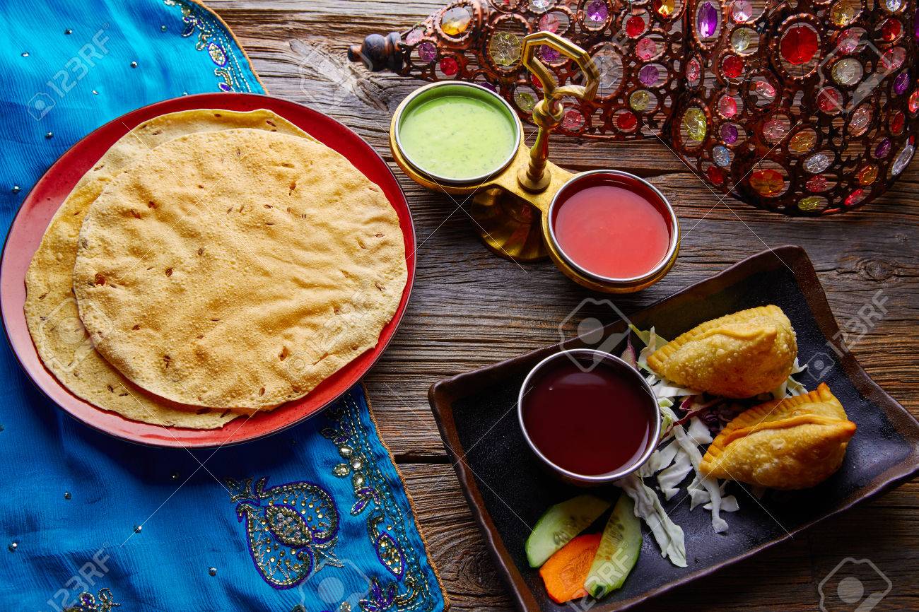 Samoosa やサンブサ Papadam インド レシピ赤と緑とサモサのソース類します の写真素材 画像素材 Image Samoosa やサンブサ Papadam インド レシピ赤と緑とサモサのソース類します の写真素材 画像素材 Image