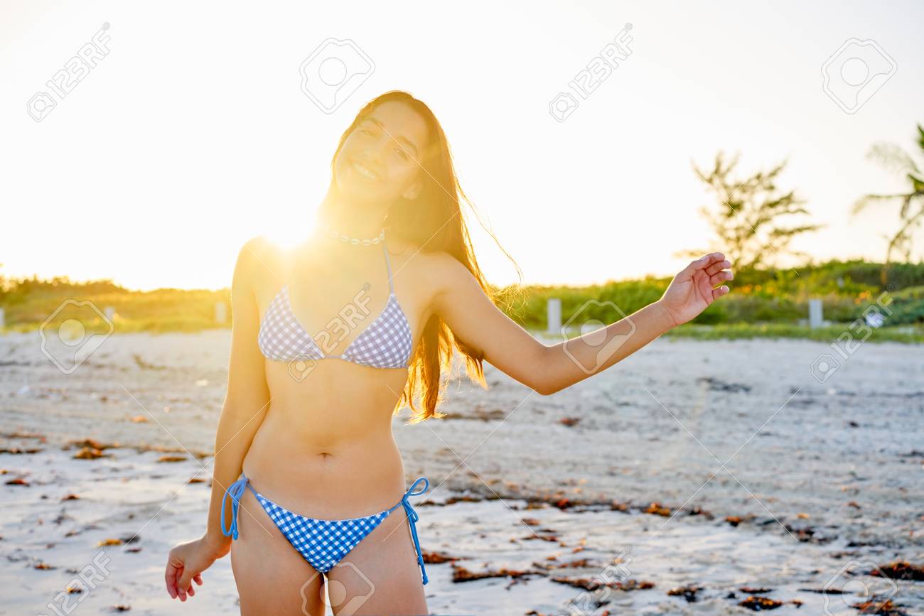 カリブ海ビーチの夕日で幸せなラテン語の美しいビキニの女の子 の写真素材 画像素材 Image