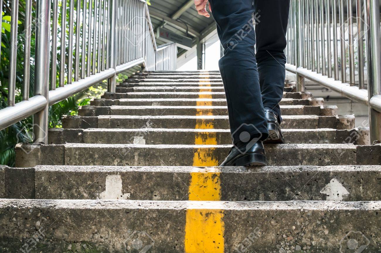 Люди на фоне лестницы в доме. Ноги на лестнице. Человек на ступеньках. Steps walked. Steps walked.