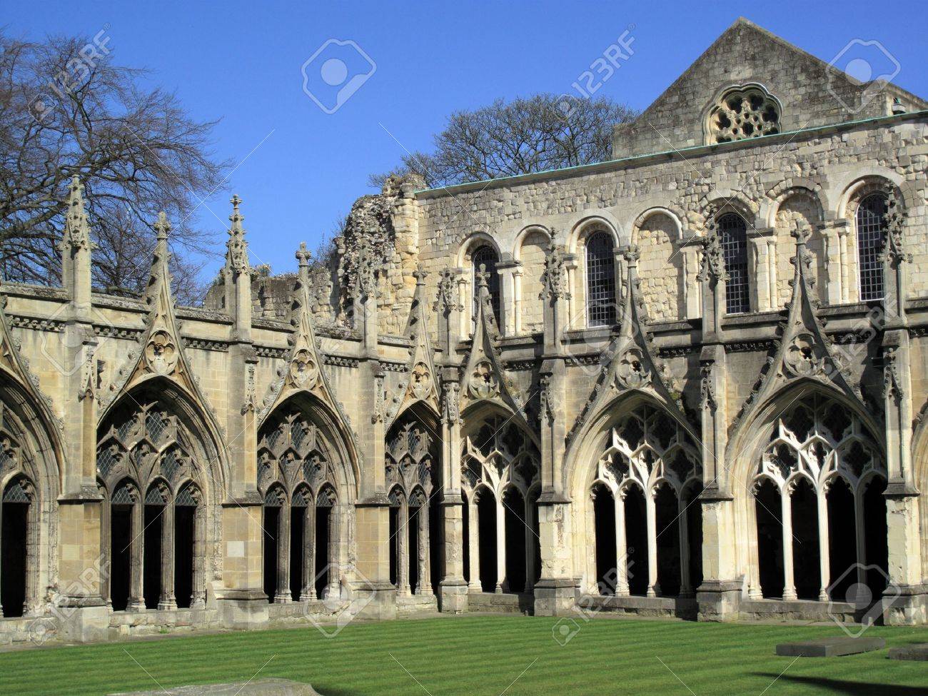 Ad602 聖アウグスティヌスによって設立され 英国国教会のカンタベリー大主教の大聖堂は カンタベリーのケント州のカンタベリー大聖堂のアーチの回廊 の写真素材 画像素材 Image