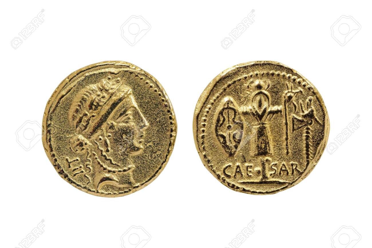 ジュリアスシーザーのローマのアウレウス金貨のレプリカで、紀元前48年から47年の間に切り取られ、白い背景に隔離された、金星の女神の肖像画と逆にガリック アームのトロフィーが描かれています。の写真素材・画像素材 Image 150927425