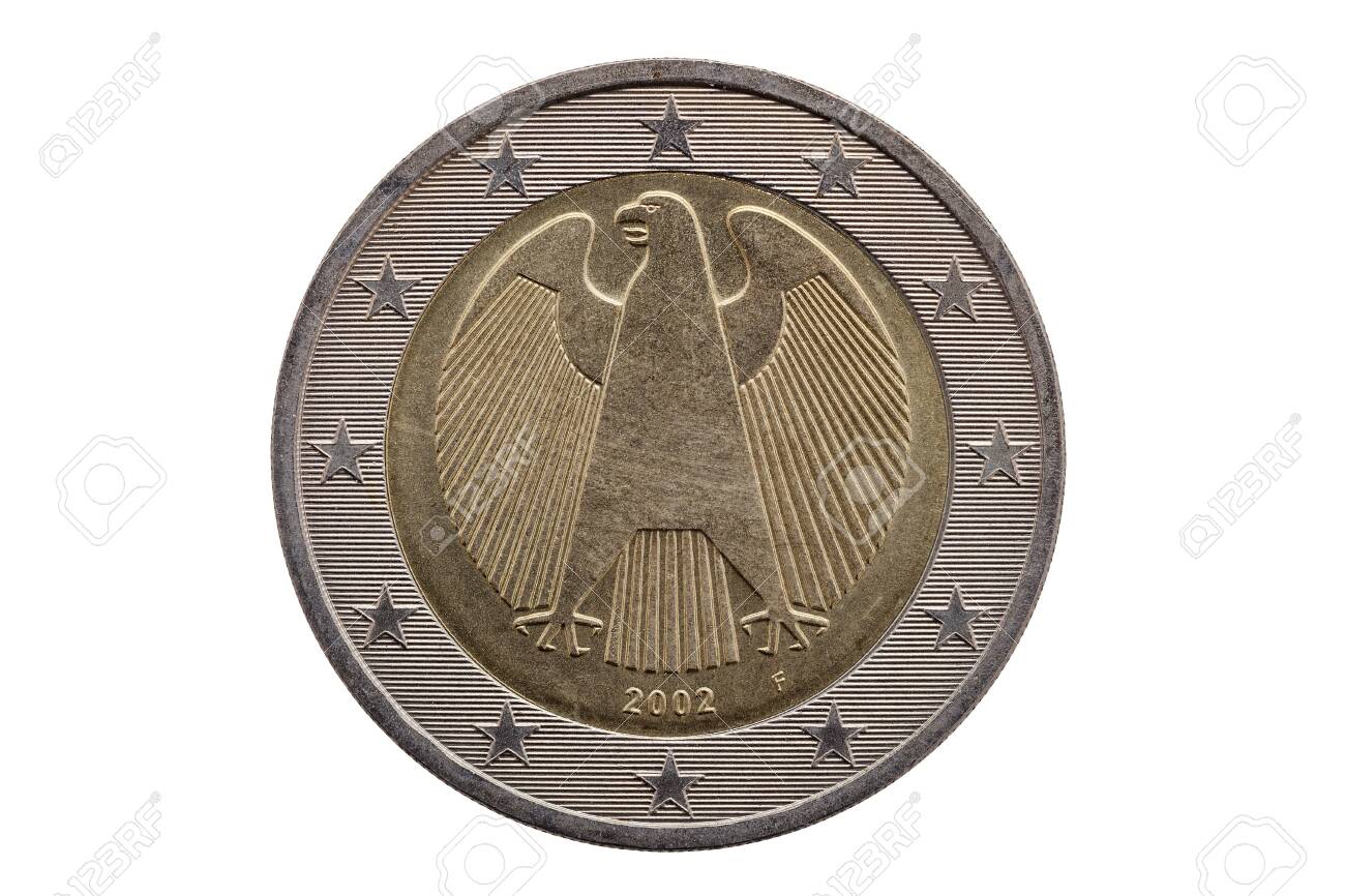 2002年のドイツの2ユーロ硬貨の裏側。白い背景にドイツのワシが切り取られ、孤立していることが示されています。の写真素材・画像素材 Image  150927590