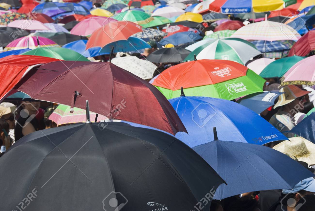 群衆を Cutud サン フェルナンド パンパンガ州 フィリピンで毎年恒例の聖週間の儀式の人のライブの磔を目撃するために収集します の写真素材 画像素材 Image