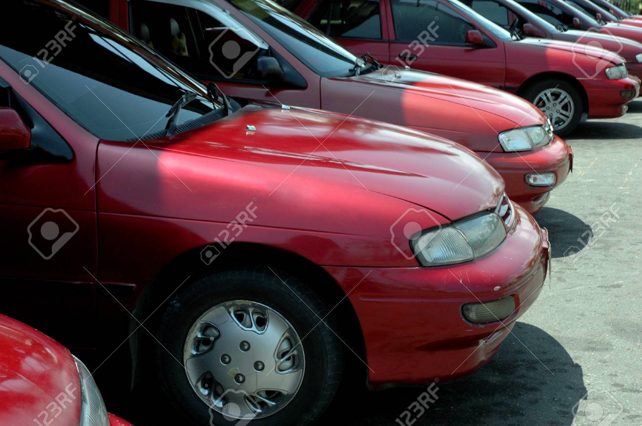 赤色のセダン車 空港での行 の写真素材 画像素材 Image 赤色のセダン車 空港での行 の写真素材 画像素材 Image