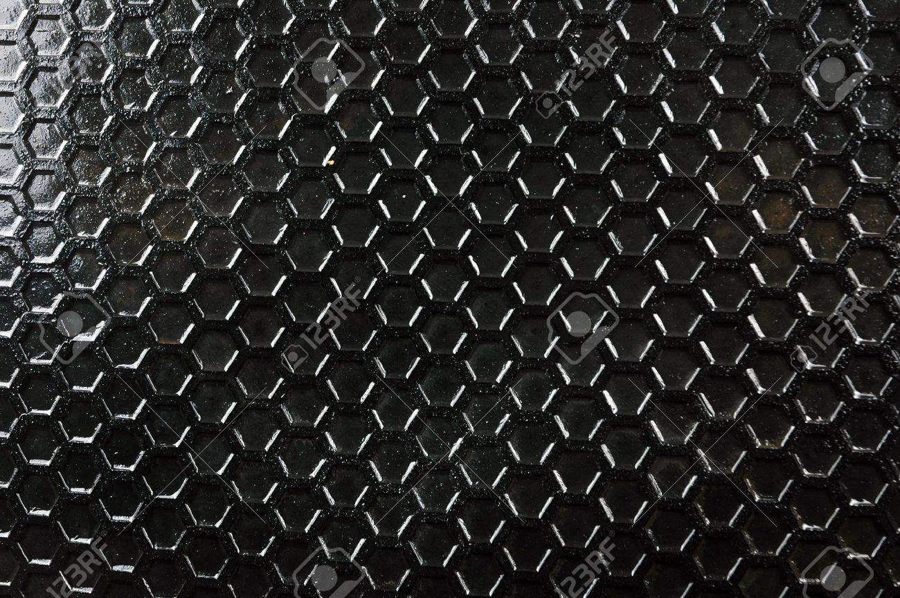 ハニカム パターン黒のゴム製マットの上 の写真素材 画像素材 Image