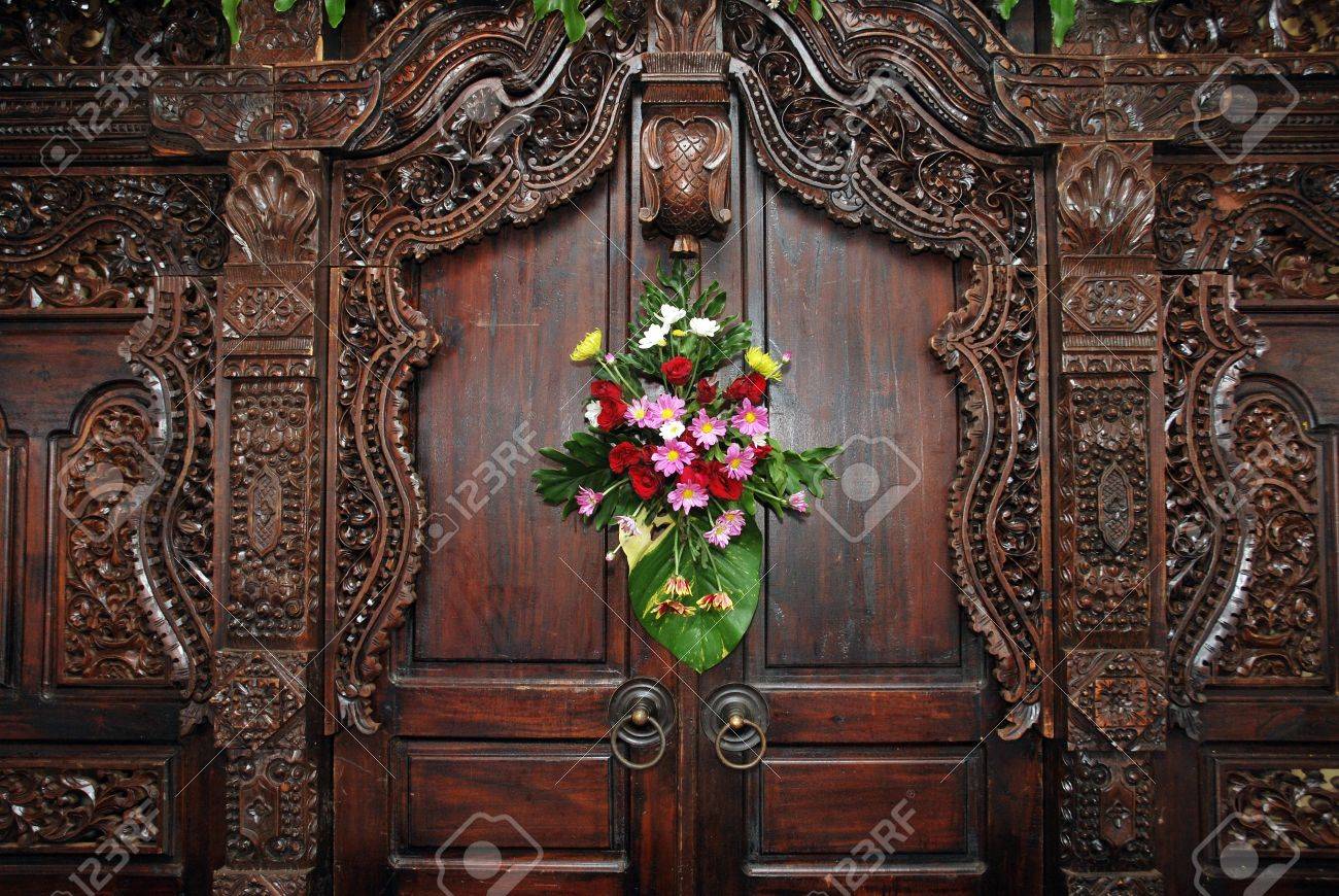 Tallas De Madera En La Pared Como Decoracion Fotos Retratos