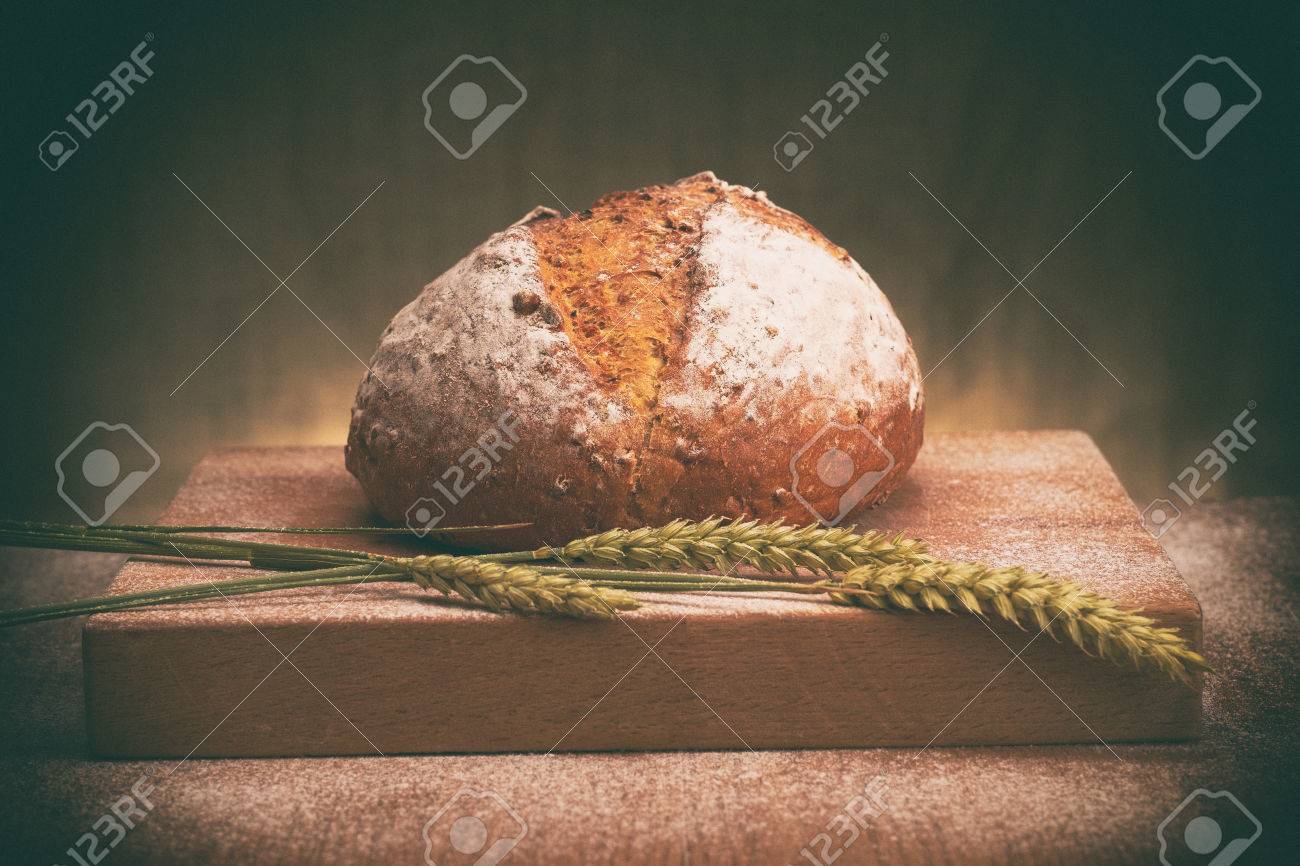 パン板に焼きたてのパン 画像は 穀物を追加したスタイリング の写真素材 画像素材 Image