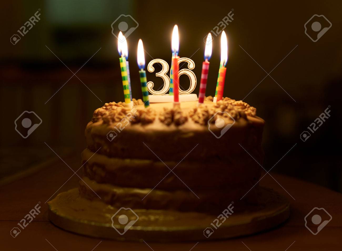 Presentación Leonardo 61132235-Una-torta-de-cumplea-os-con-velas-encendidas-y-el-n-mero-36-en-l--Foto-de-archivo