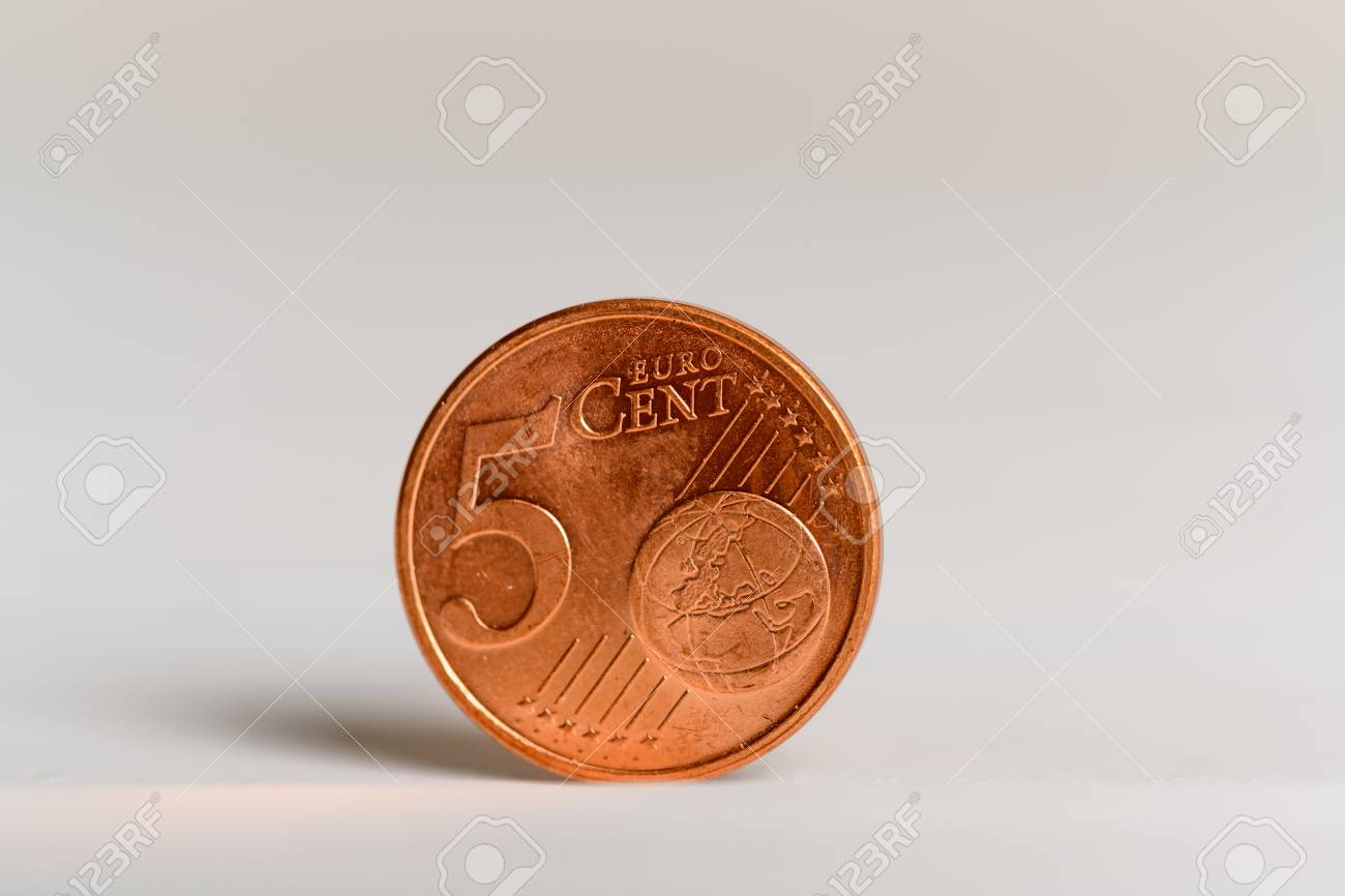 木製の背景に立つ5セントユーロ硬貨の写真素材・画像素材 Image 118782629