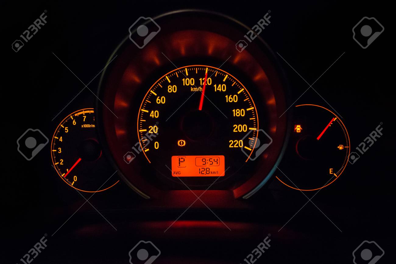 黒い背景とオレンジ色の車のスピード メーター の写真素材 画像素材 Image