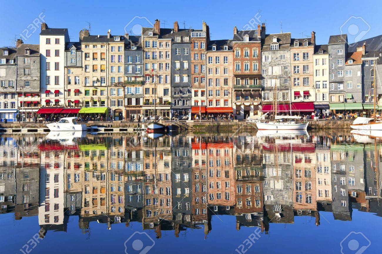 オンフルール港ノルマンディー フランス 色の家と水の反射 の写真