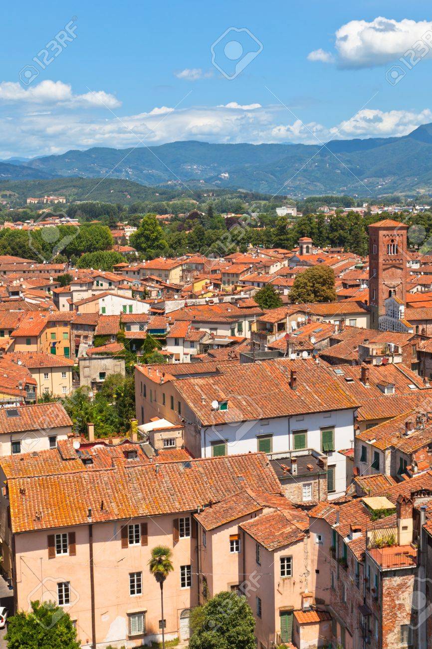 イタリアの町ルッカの典型的なテラコッタの屋根の眺め の写真素材 画像素材 Image