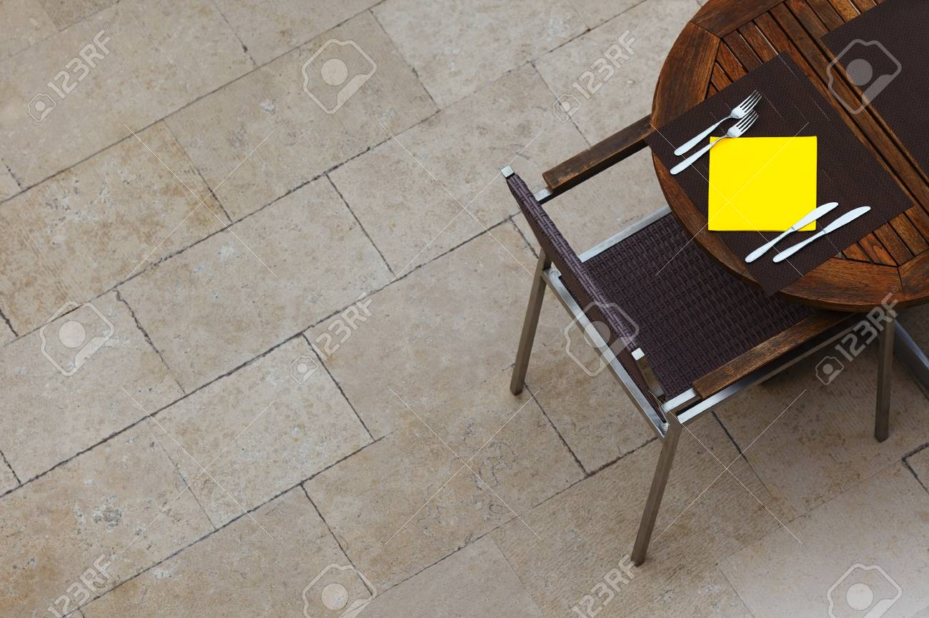 夏の屋外カフェ テーブルと椅子 上からの眺め コピー スペース の写真素材 画像素材 Image