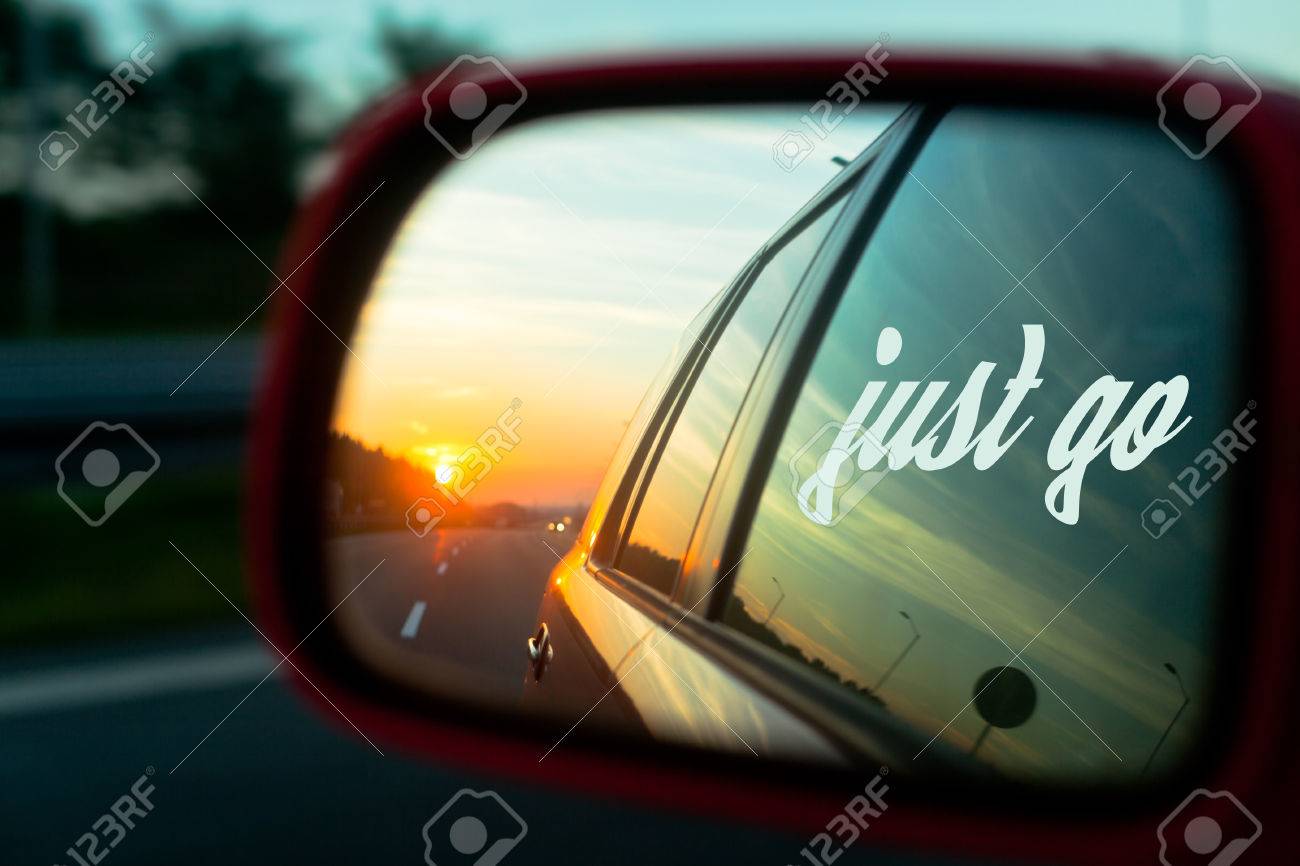 Citation De Motivation Passez Juste Avec La Reflexion Sunset Dans Le Retroviseur D Une Voiture Sur Une Route Banque D Images Et Photos Libres De Droits Image