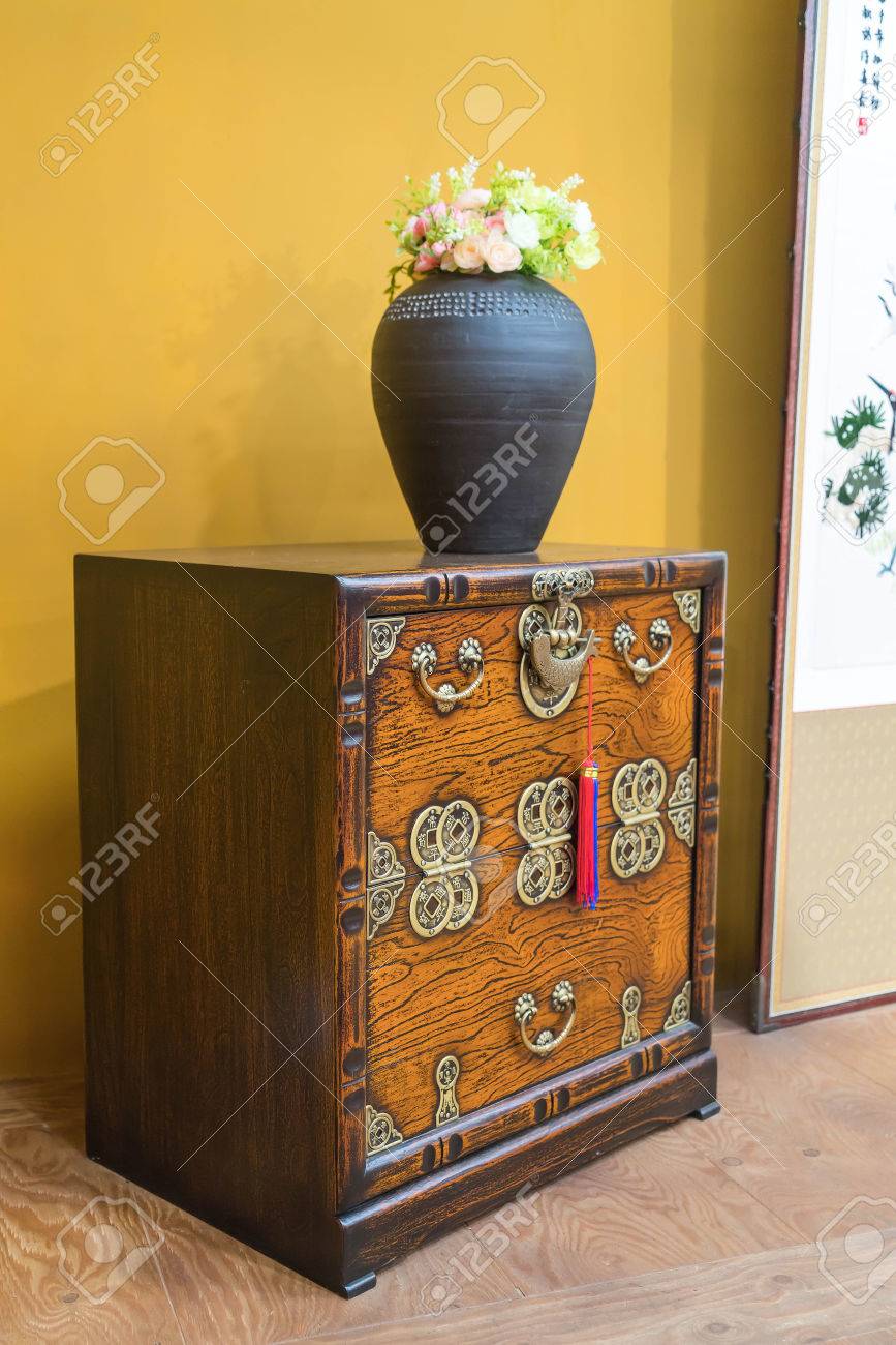 A (, chino coreano, japonés) estilo vintage (antiguo) muebles orientales en la sala de estar de lujo (pared de oro, piedra de mármol, marco de ... A (, chino coreano, japonés) estilo vintage (antiguo) muebles orientales en la sala de estar de lujo (pared de oro, piedra de mármol, marco de ...