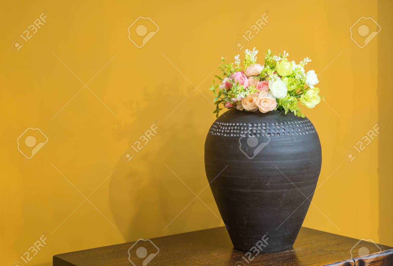 A (, chino coreano, japonés) estilo vintage (antiguo) muebles orientales en la sala de estar de lujo (pared de oro, piedra de mármol, marco de ... A (, chino coreano, japonés) estilo vintage (antiguo) muebles orientales en la sala de estar de lujo (pared de oro, piedra de mármol, marco de ...
