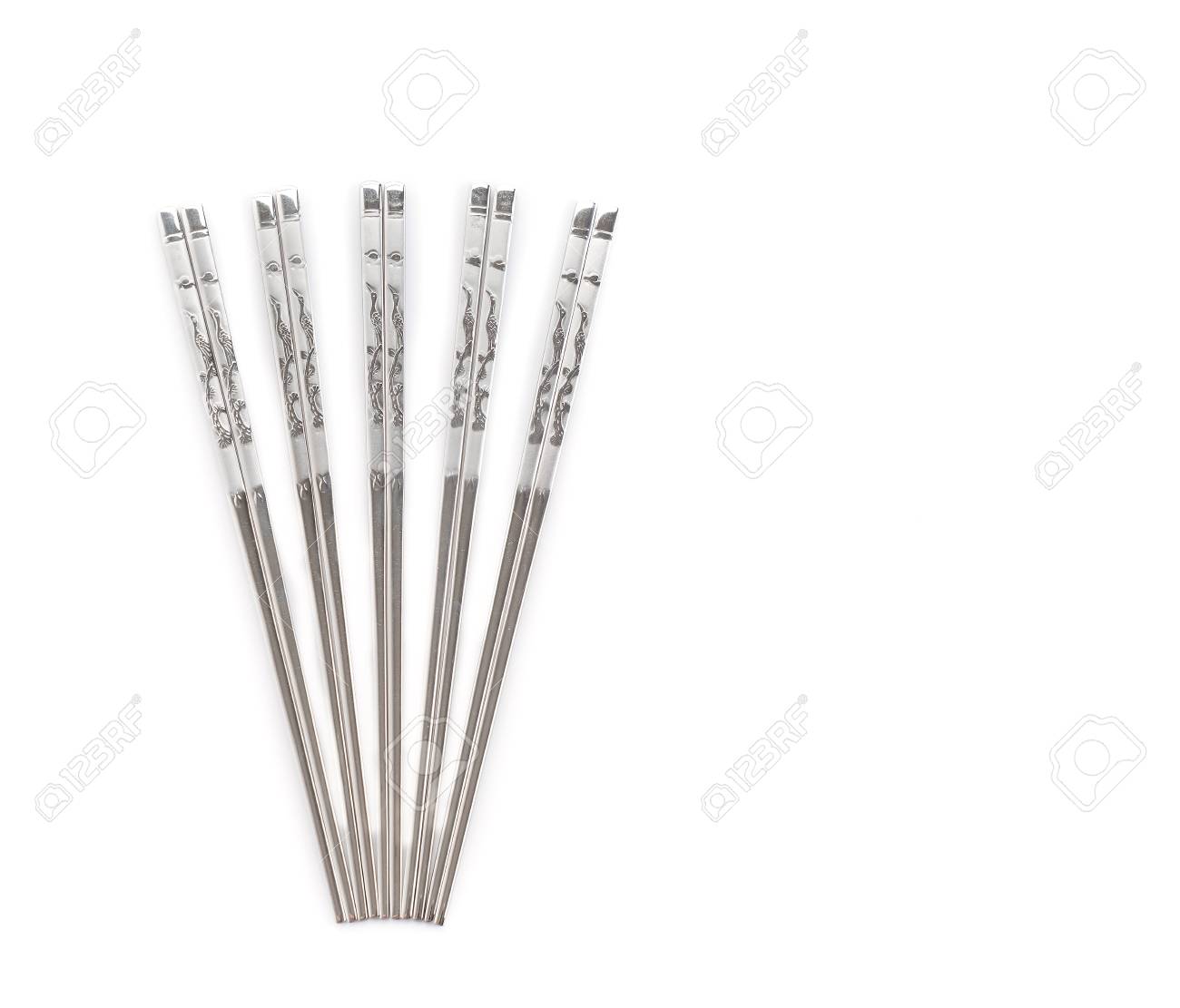 白い背景に韓国の平らな金属の箸のセット の写真素材 画像素材 Image